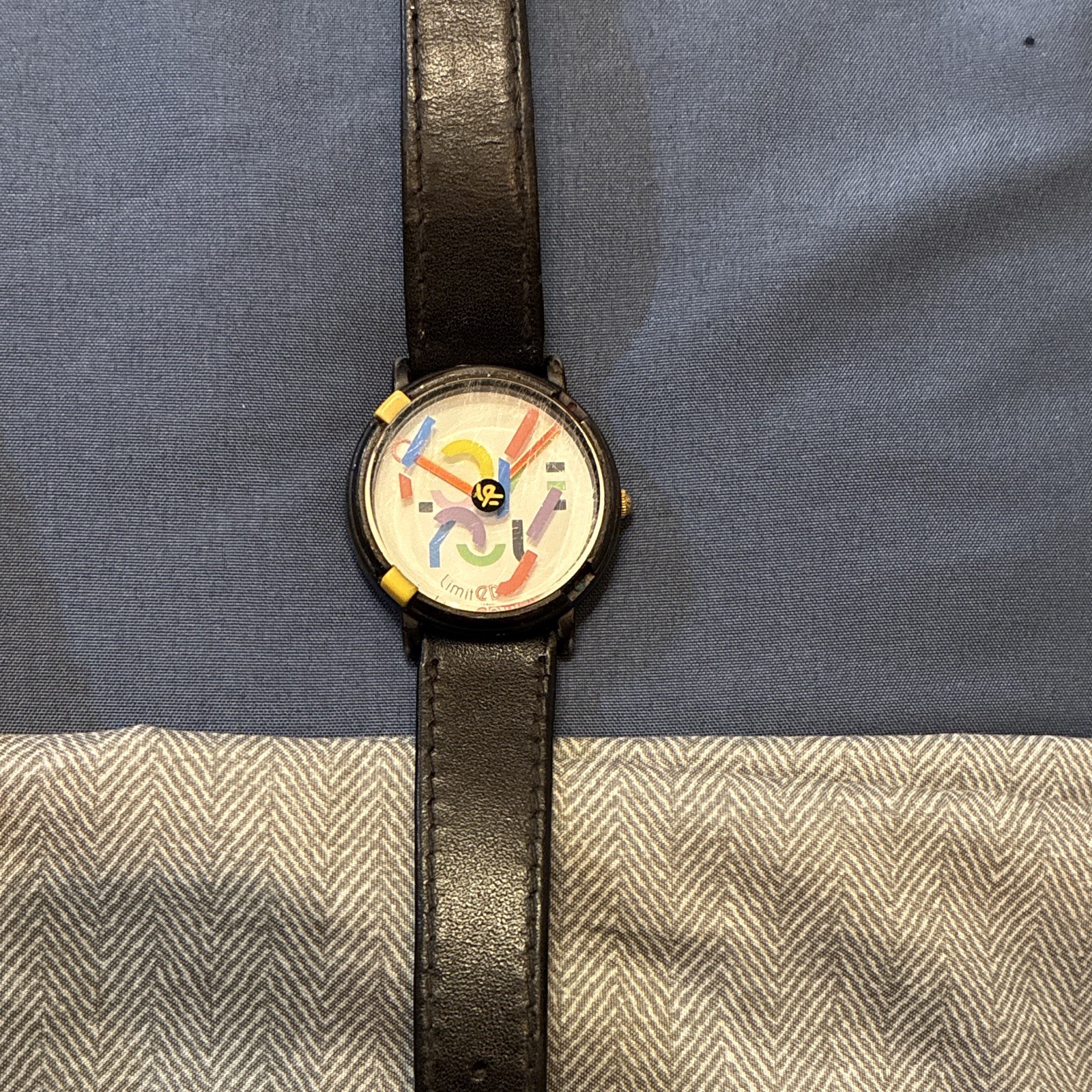 Abstract Dial Analog Wristwatch 12-Hour, Black Leather Strap, Round Case