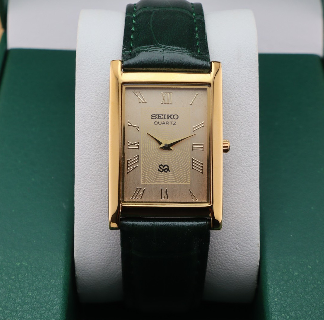 Vintage Seiko Slim Quartz Men’s Wrist Watch Gold Dial with Green Strap.