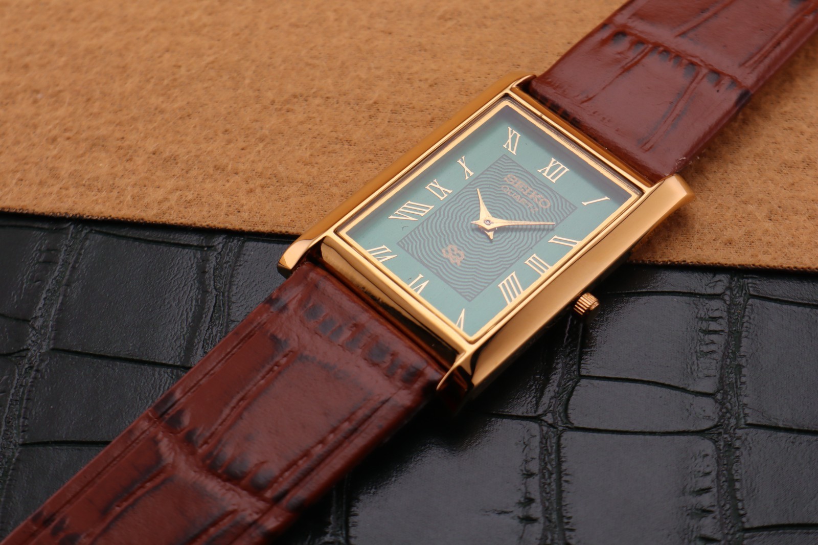 Vintage Seiko Slim Quartz Men’s Wrist Watch Green Dial with Light Brown Strap.