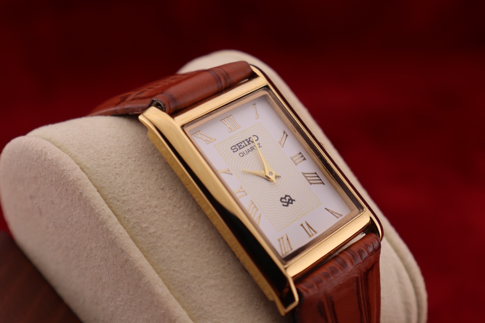 ⌚✨ Vintage Seiko Slim Quartz Gentlemen’s White Dial ,Light Brown Dress Watch