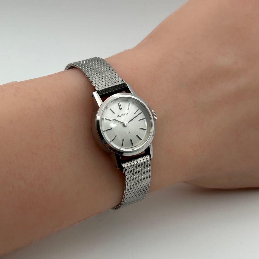 SEIKO 1120-0060 Vintage Womens Manual Wind Silver Sunray Dress Watch 21mm