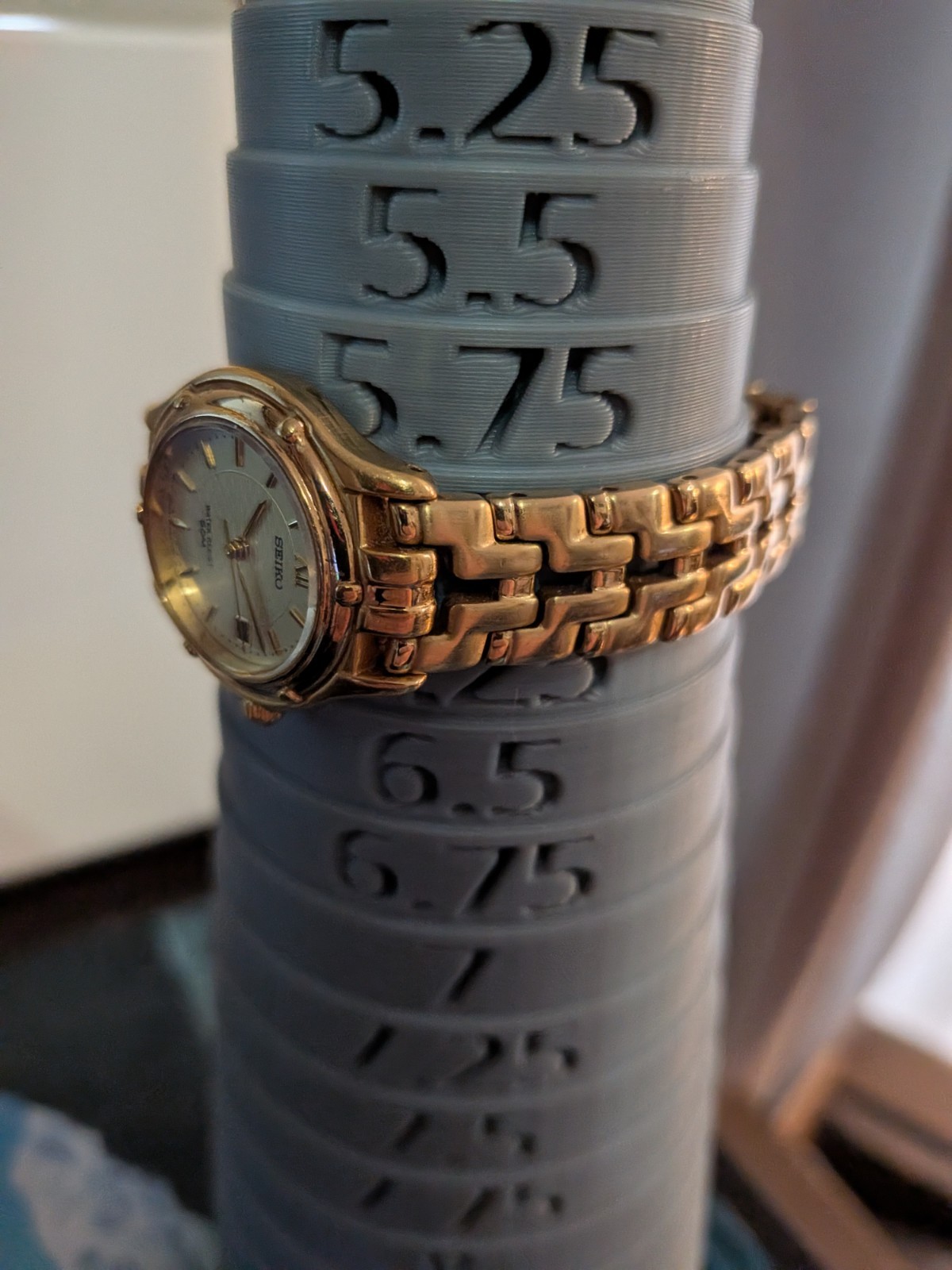 Vintage Seiko Watch Women 26mm Champagne Dial Gold Tone Date WR 50M 7N82-0599