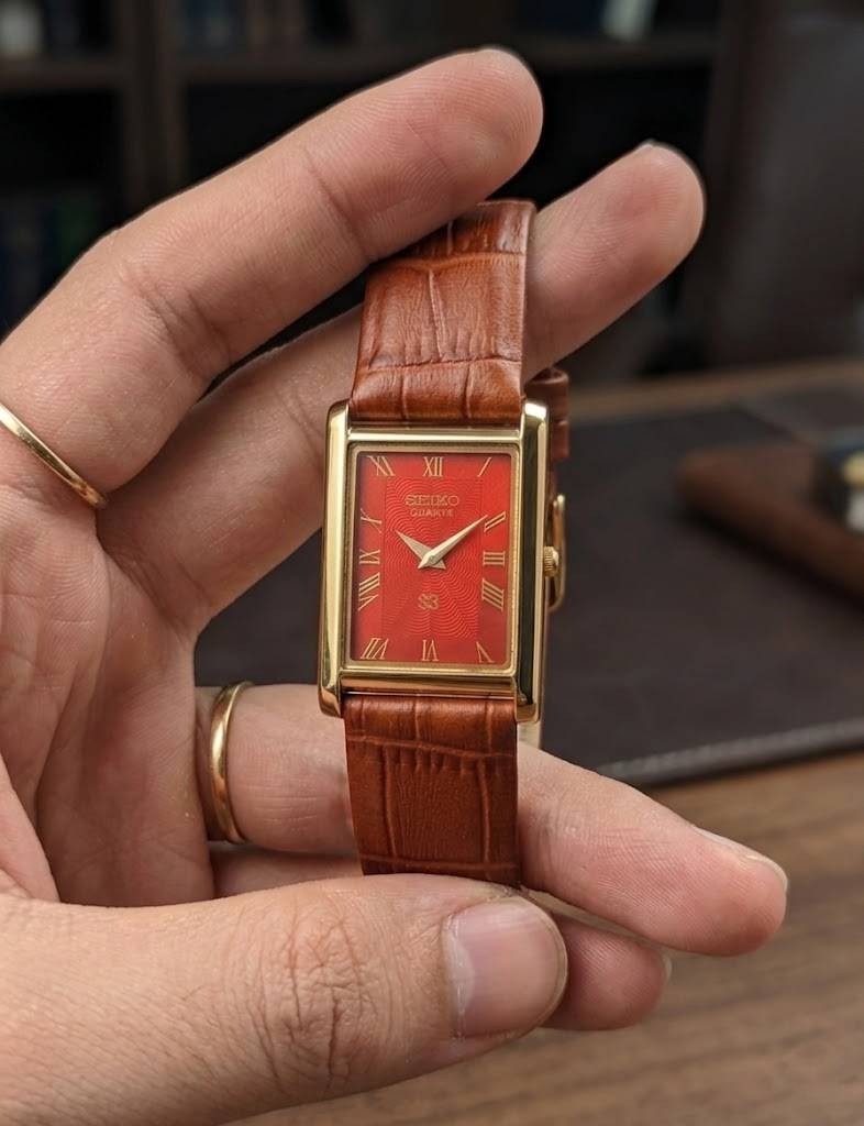 Vintage Seiko Vintage Quartz Watch Red Dial Men’s Slim Classic Wristwatch F/S