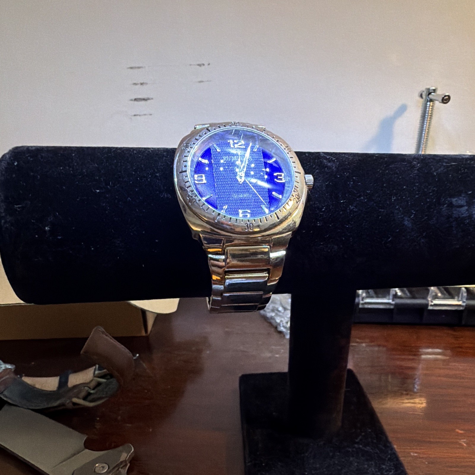 Quartz Analog Wristwatch Blue Dial Arabic/Baton Indexes Silver Metal Bracelet