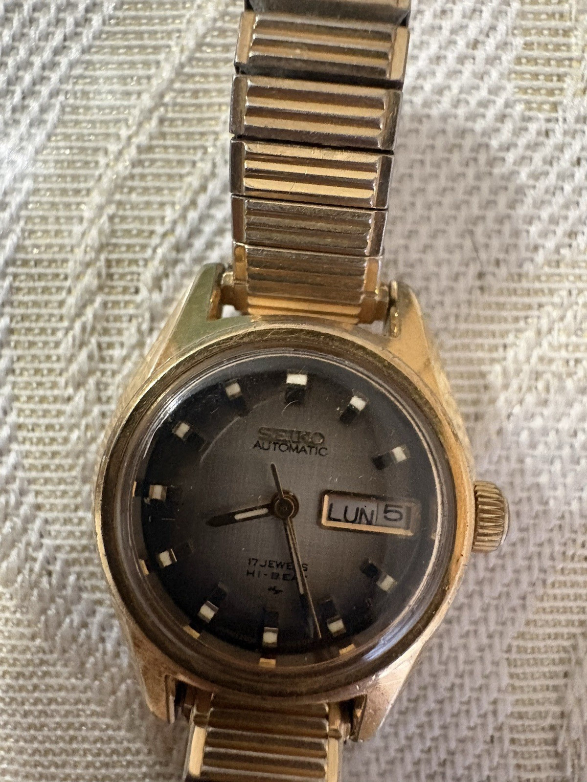 Seiko Women’s Automatic 17 Jewels Day/Date Gold Tone Gray Sunburst Dial