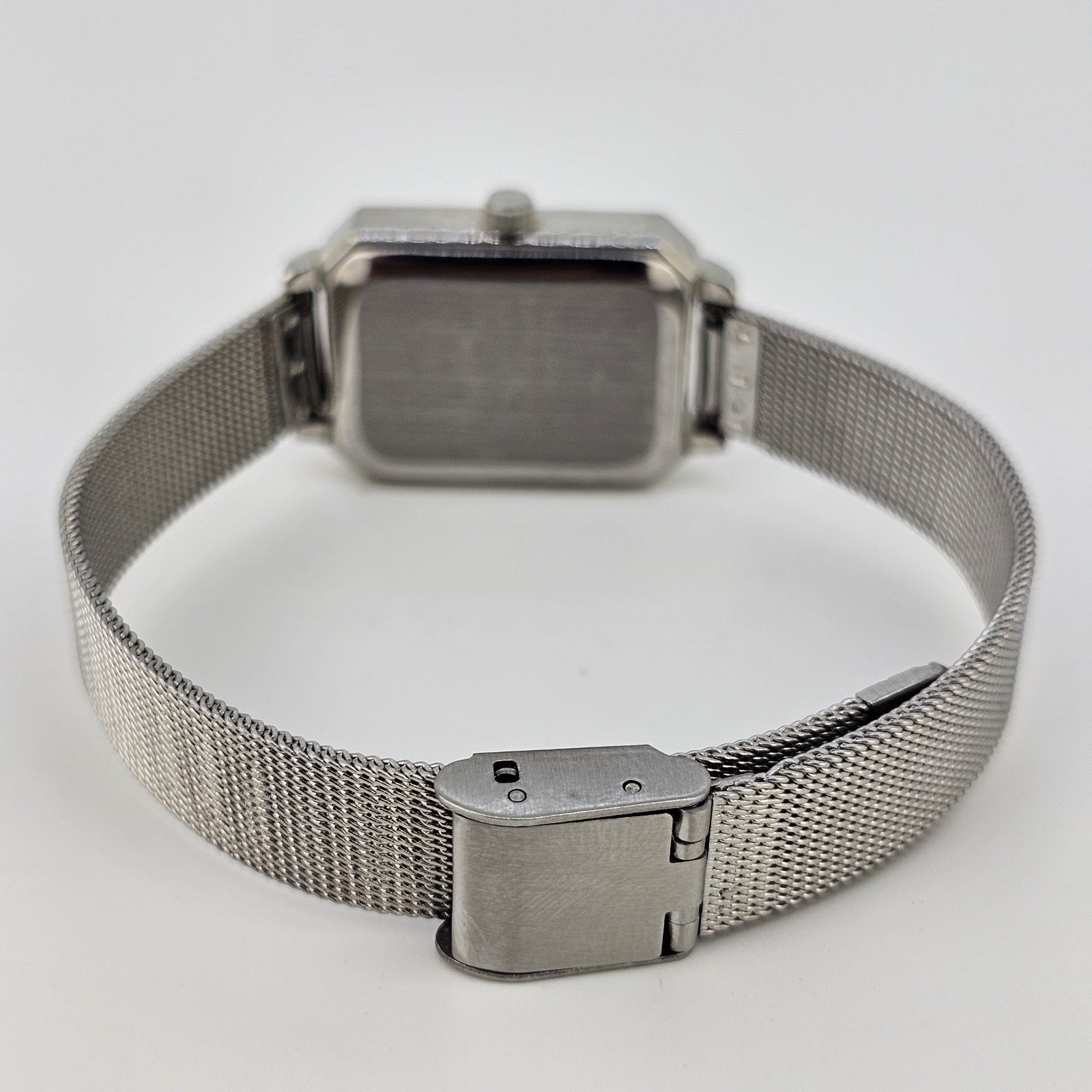 23MM Watch Women Analog Gray Dial Gray Mesh Bands NEW Battery