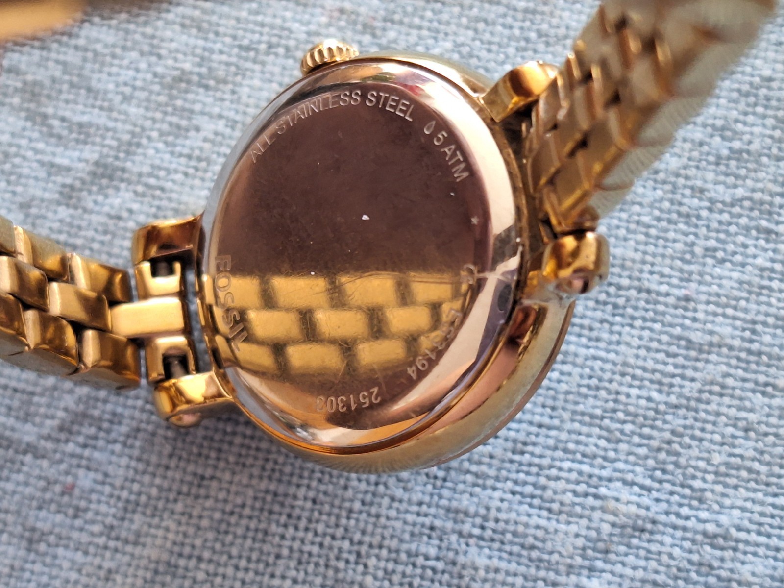 Need Battery Fossil 26mm Round White Face Gold color Stainless Wrist Watch 7″