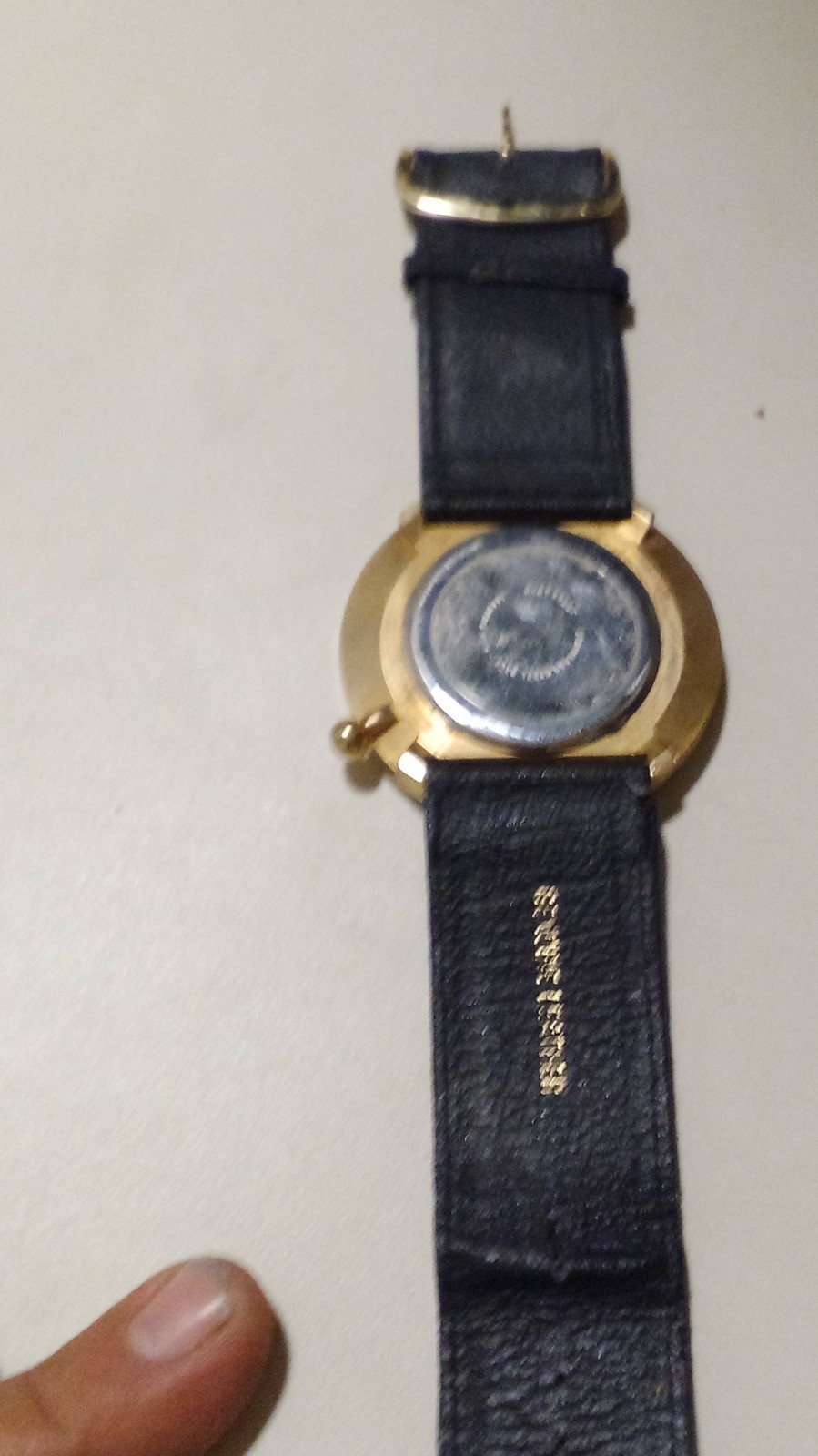 Pearl Quartz Analog Wristwatch Black Leather Strap Gold Case Arabic Numerals