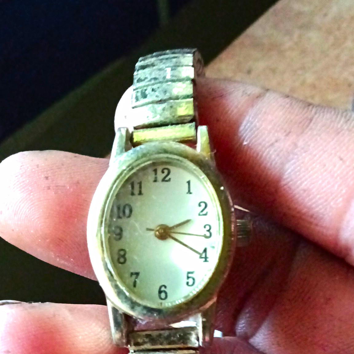 Women’s Vintage Quartz Analog Oval Watch Gold-Tone Expansion Bracelet White