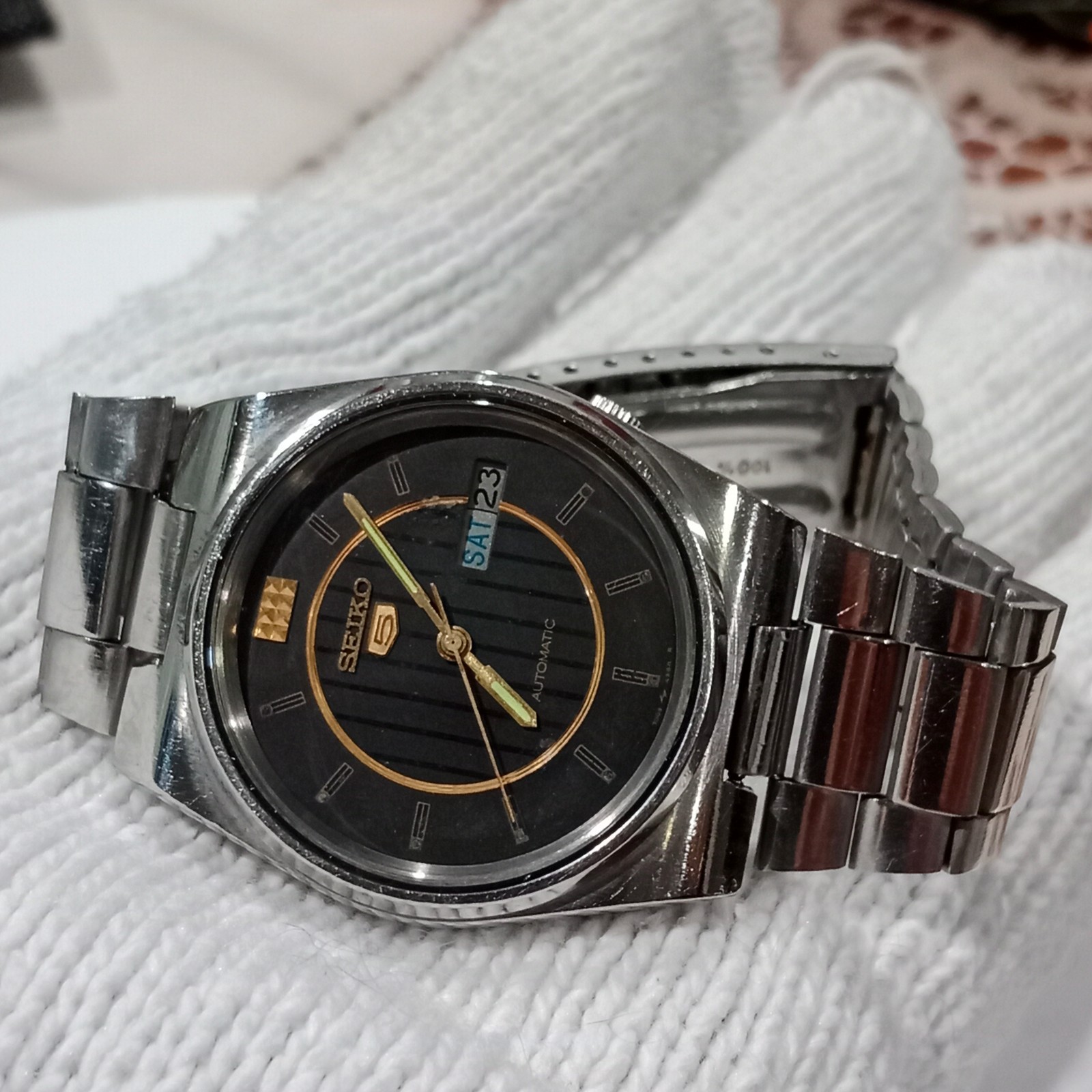 Vintage men’s watch Seiko Automatic 7009 Black Pinstripe Dial Dec 1988