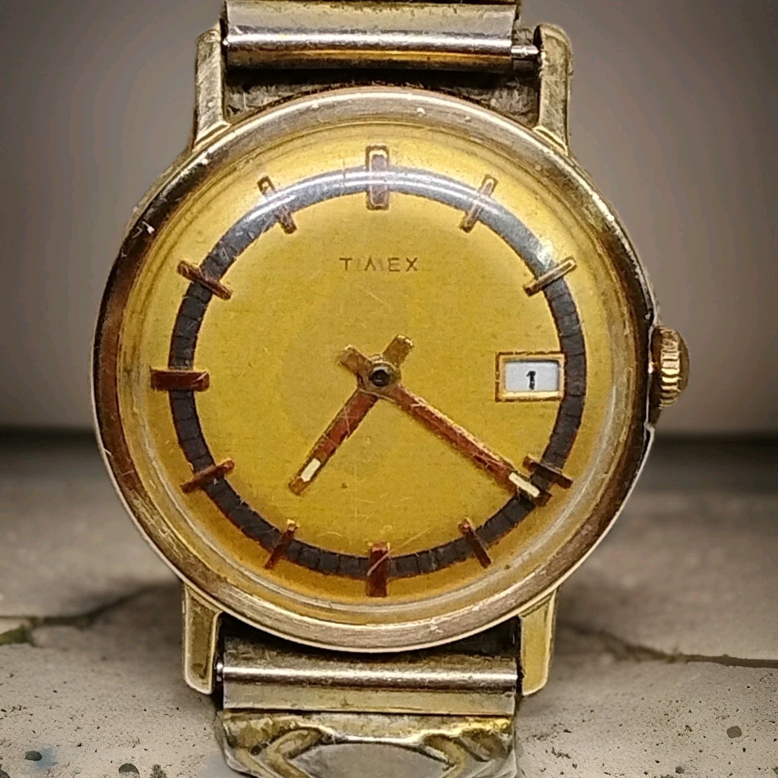 Vtg 33mm Timex Mercury Date Watch – Gold Tone, Mustard Yellow & Burgundy Dial
