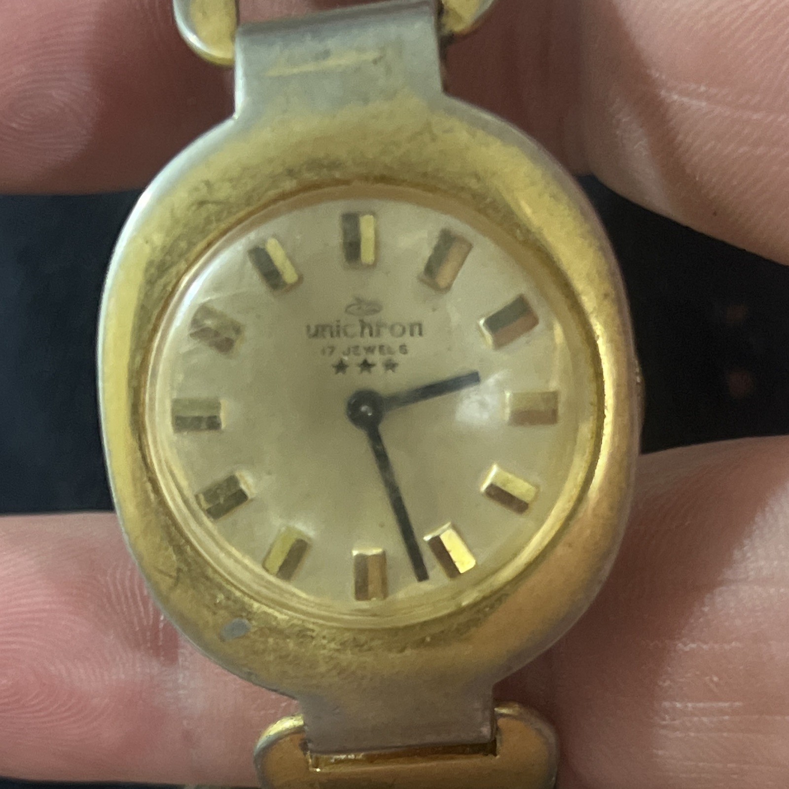UniChron 17 Jewels Mechanical Manual Analog Wristwatch Gold Dial Metal Bracelet