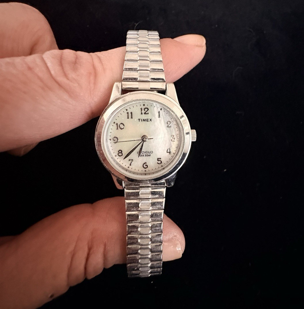 Timex Indiglo Women’s Quartz Analog Wristwatch 24-27.9mm Silver Dial Bracelet