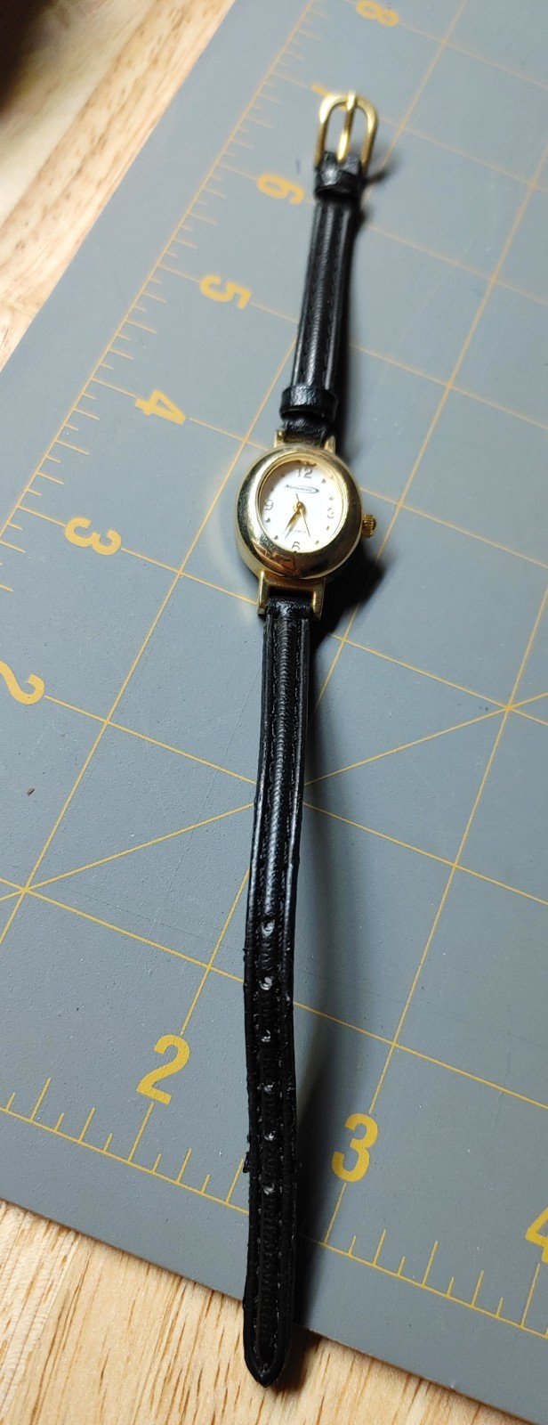 90s Nelsonic Goldtone Classic Leather Band Wristwatch Ladies Numerical