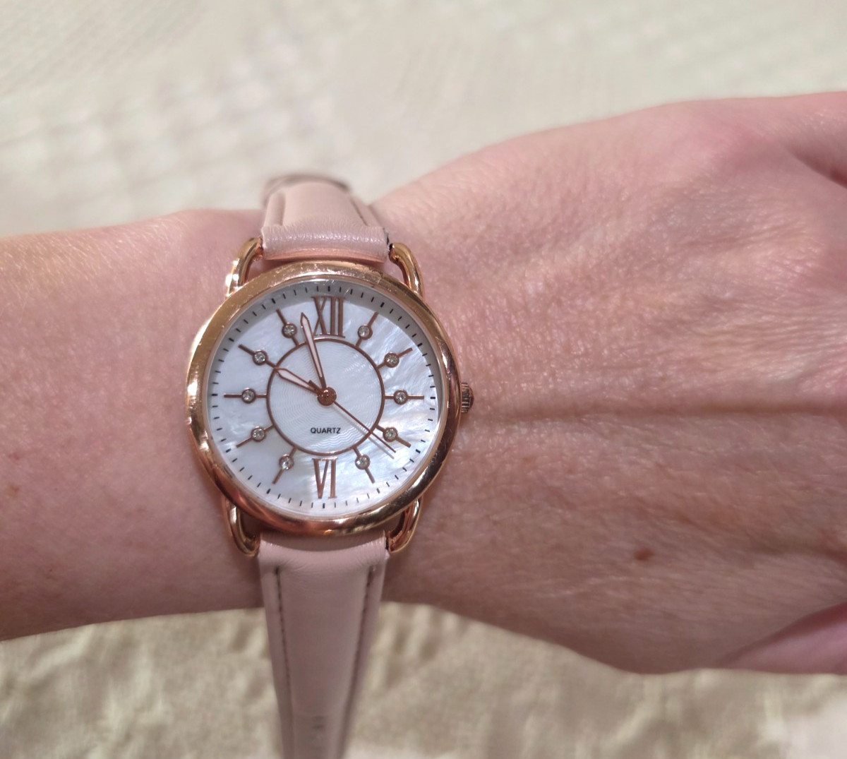 Rose Gold Bezel MOP Face Crystal Hour Marks Easy to Read Women’s Watch Runs Well