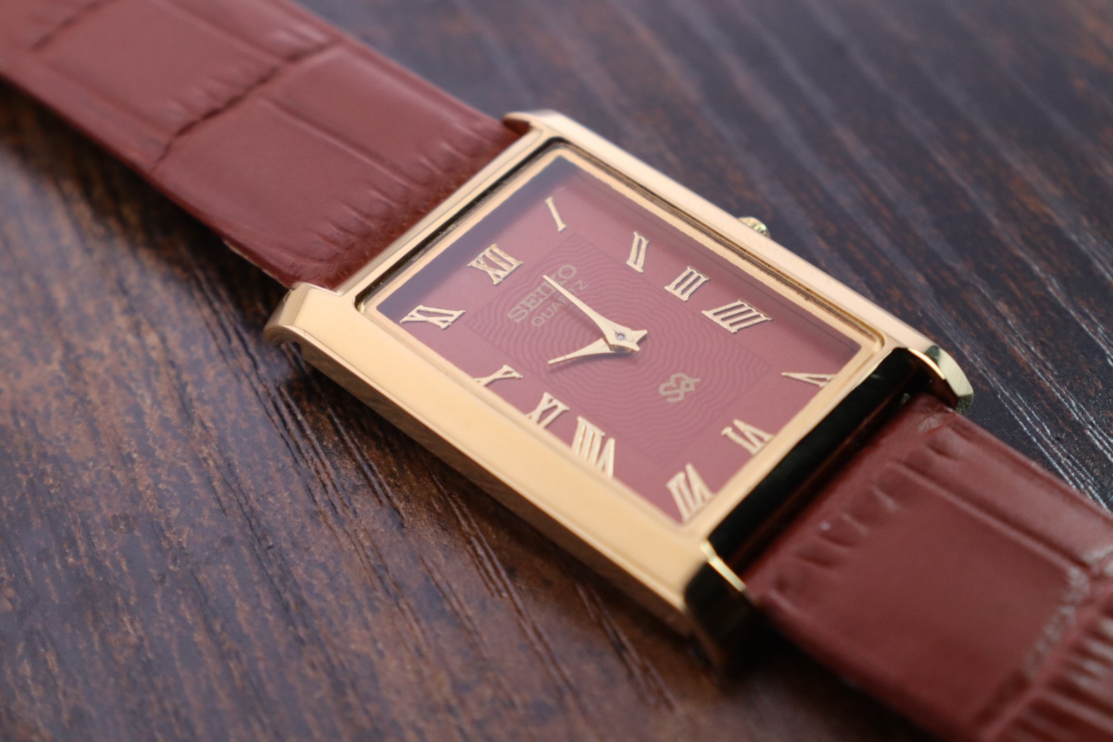 vintage Seiko Slim Tank Quartz Men Red Dial Light Brown leather Dress Watch