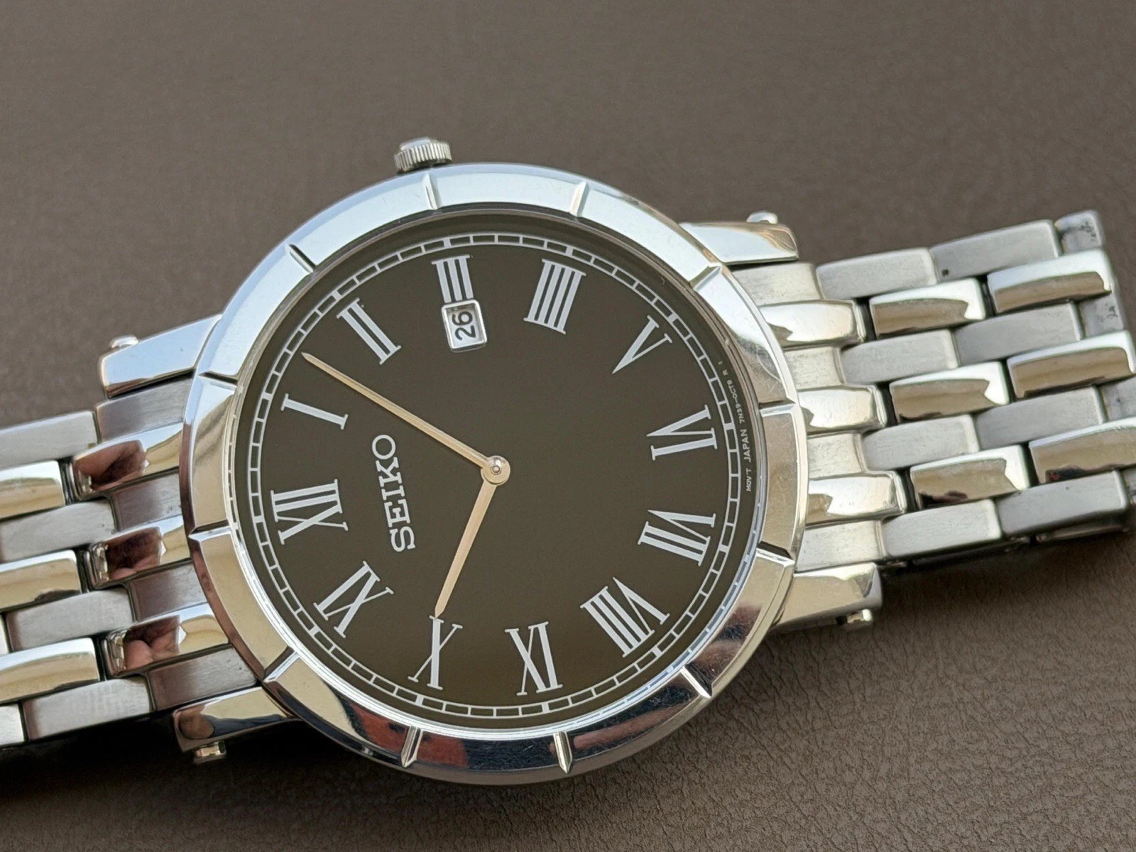 Vintage Seiko Quartz Wristwatch — Silver Case, Roman Numerals, Black Dial S-131
