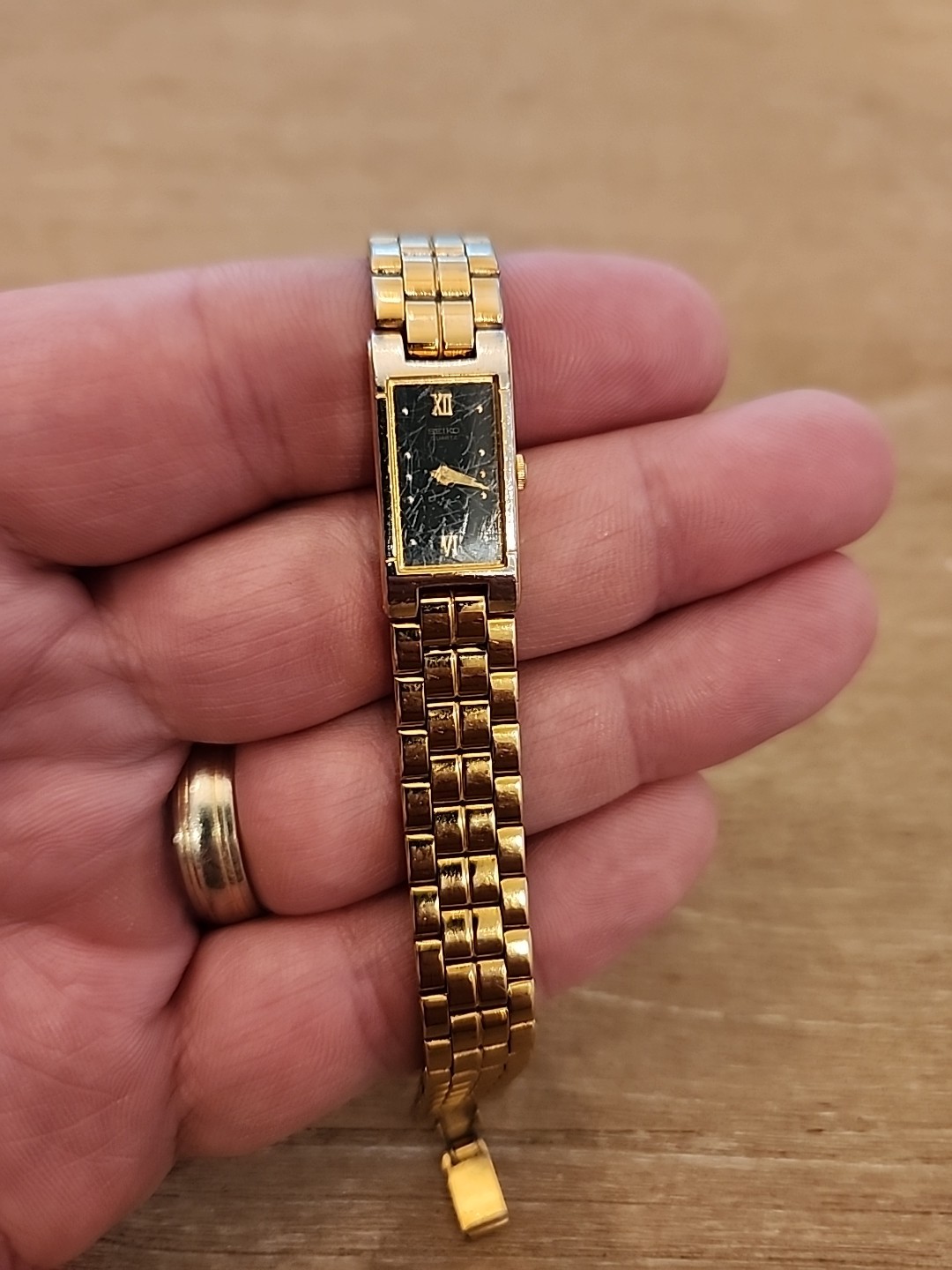 VTG Seiko Quartz 13mm Gold Tone Womens Steel 2E20-6590 Watch FIT 6in”