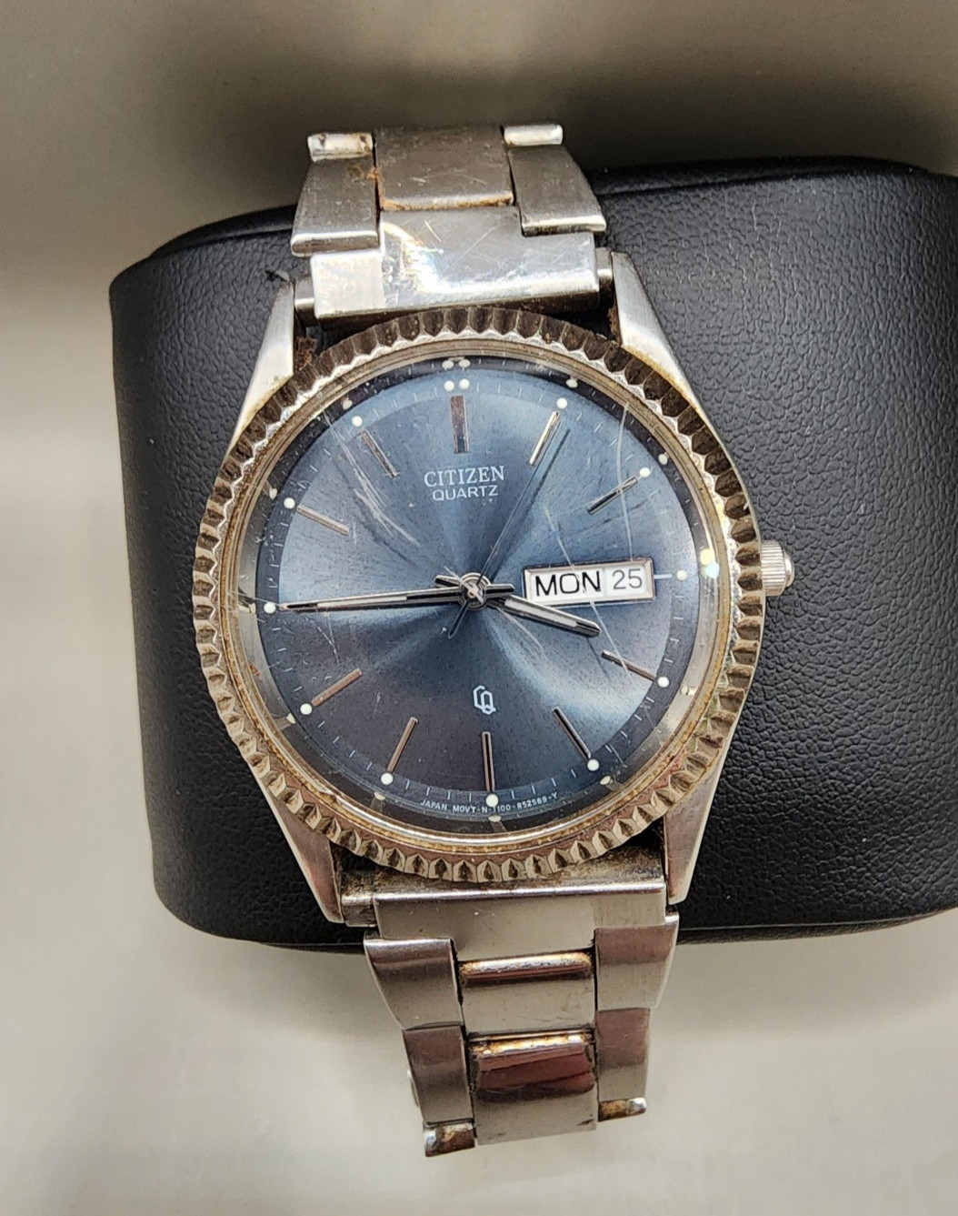 Vintage Citizen Quartz Day-Date Watch Blue Sunray Dial Fluted Bezel 1102-R12527