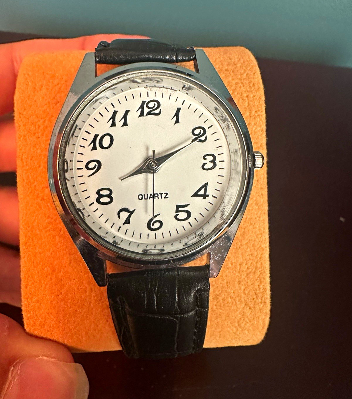 Quartz Analog Wristwatch White Dial Arabic Numerals Black Leather Strap Silver