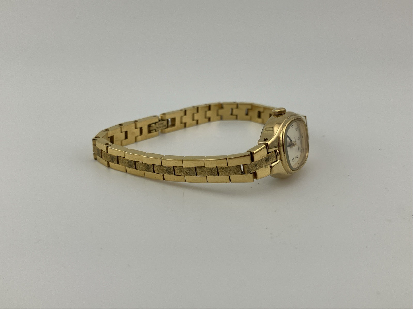 Vtg Pulsar Ladies 16mm Dainty Watch Gold Tone White Dial 6.25″ V811-5300 -RUNS