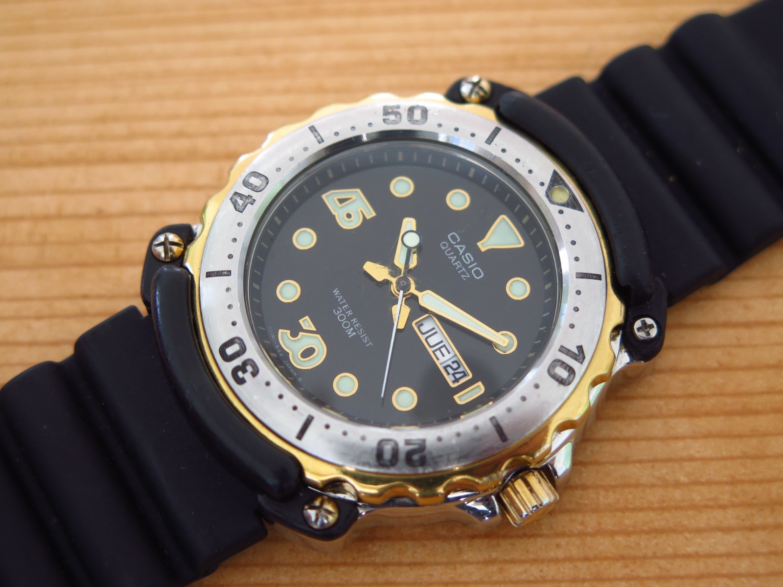 Vintage super rare Casio diver MD-709 300m screw crown exotic numbers working!!