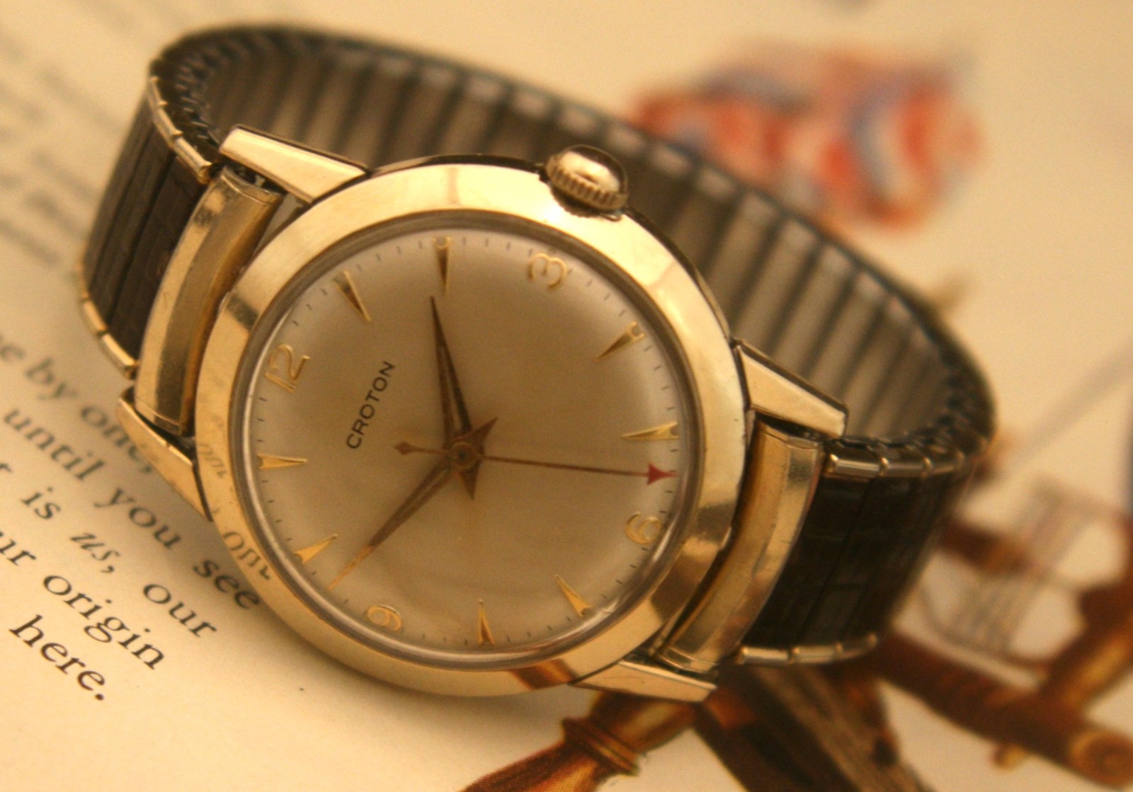 Pristine vintage 1950’s Swiss 17 jewel Croton men’s gold dress wristwatch, runs
