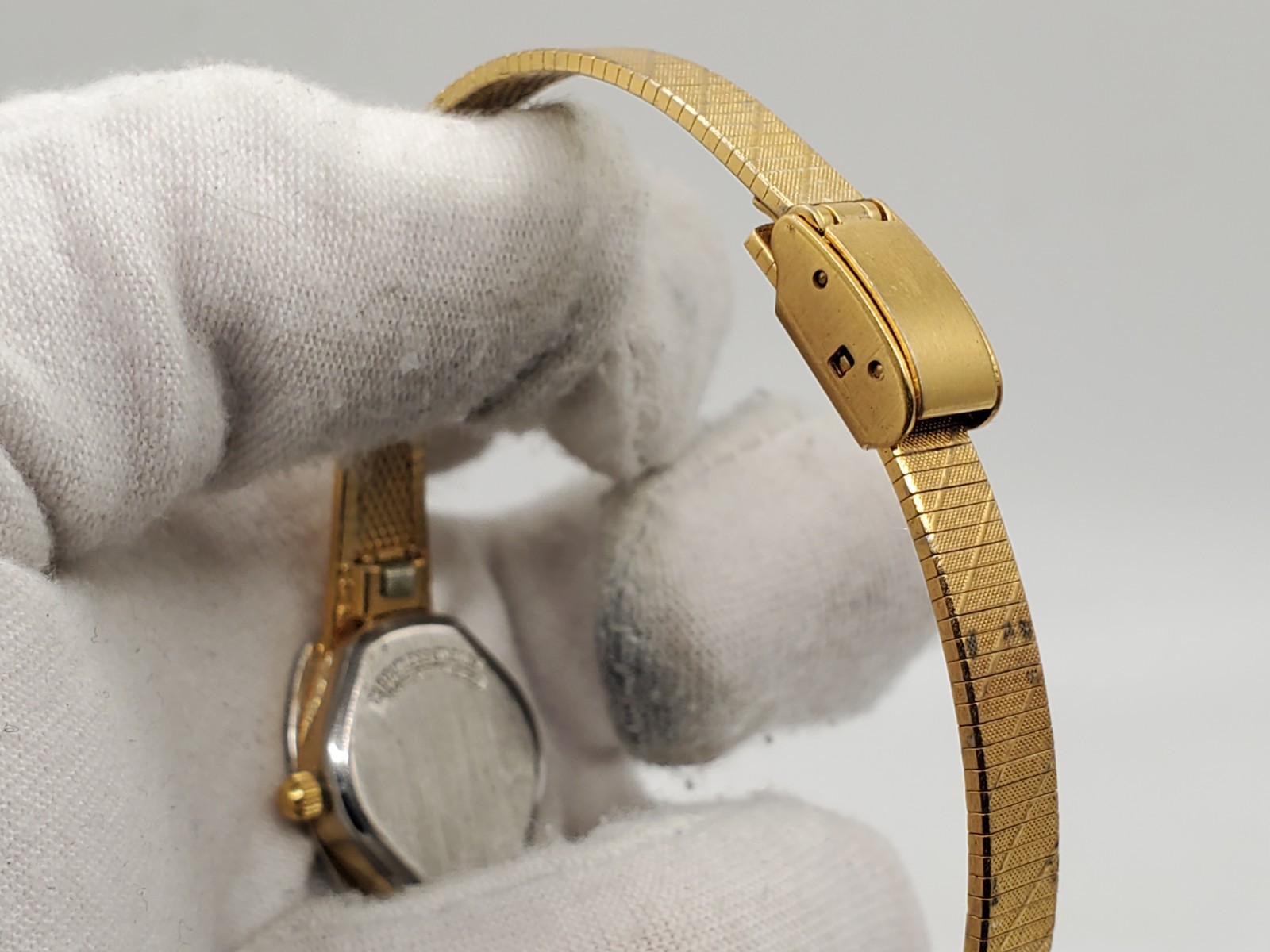 Vintage Helbros Ladies Gold Tone 16mm Oval Quartz Analog Watch New Battery