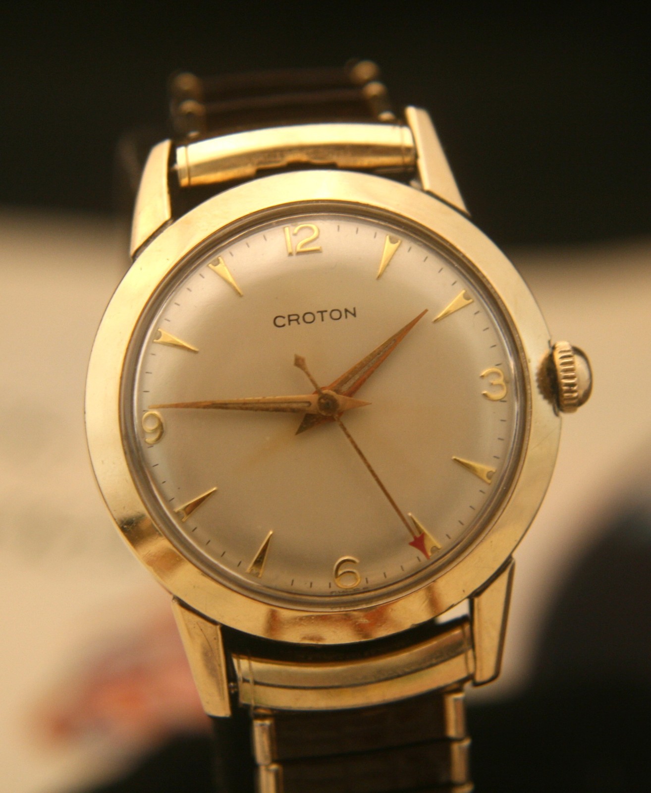 Pristine vintage 1950’s Swiss 17 jewel Croton men’s gold dress wristwatch, runs